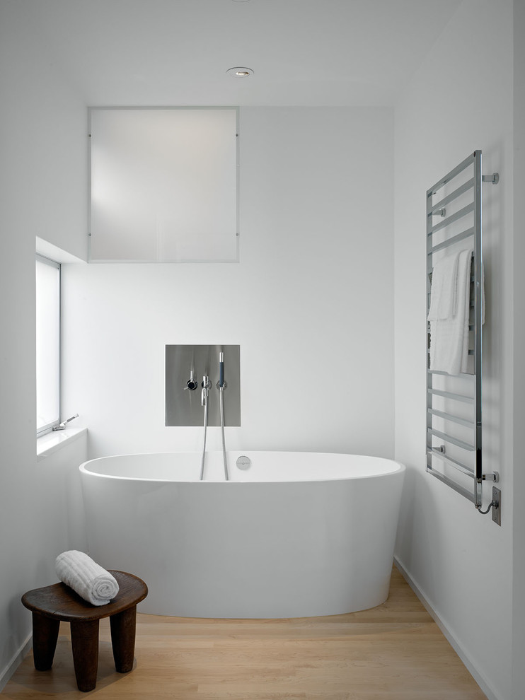 Minimalist freestanding bathtub photo in San Francisco