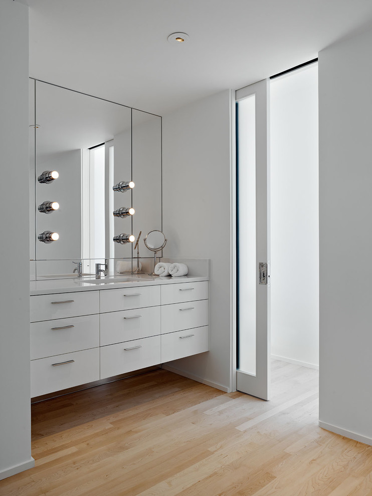 Diseño de cuarto de baño con puerta corredera moderno con lavabo bajoencimera