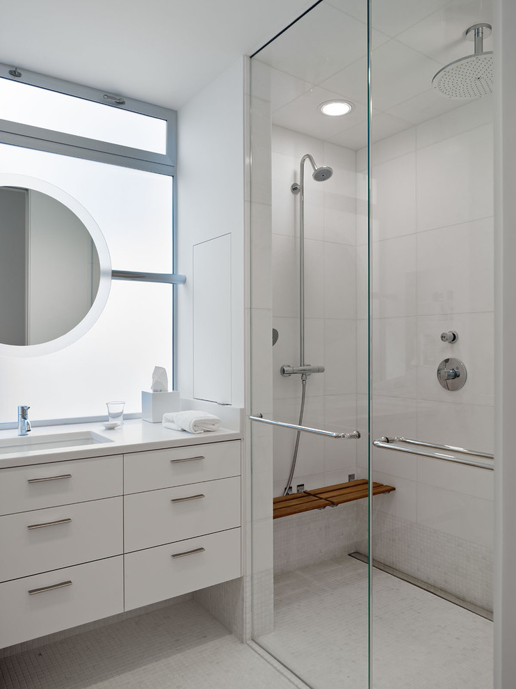 Example of a minimalist bathroom design in San Francisco with an undermount sink