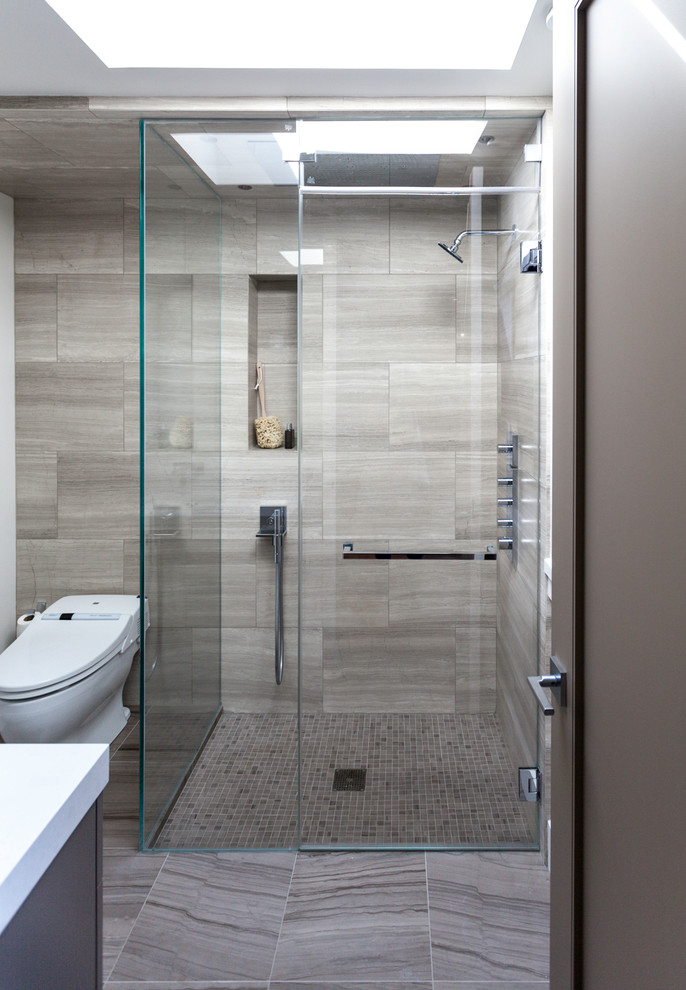 Idées déco pour une salle de bain contemporaine avec un carrelage gris.