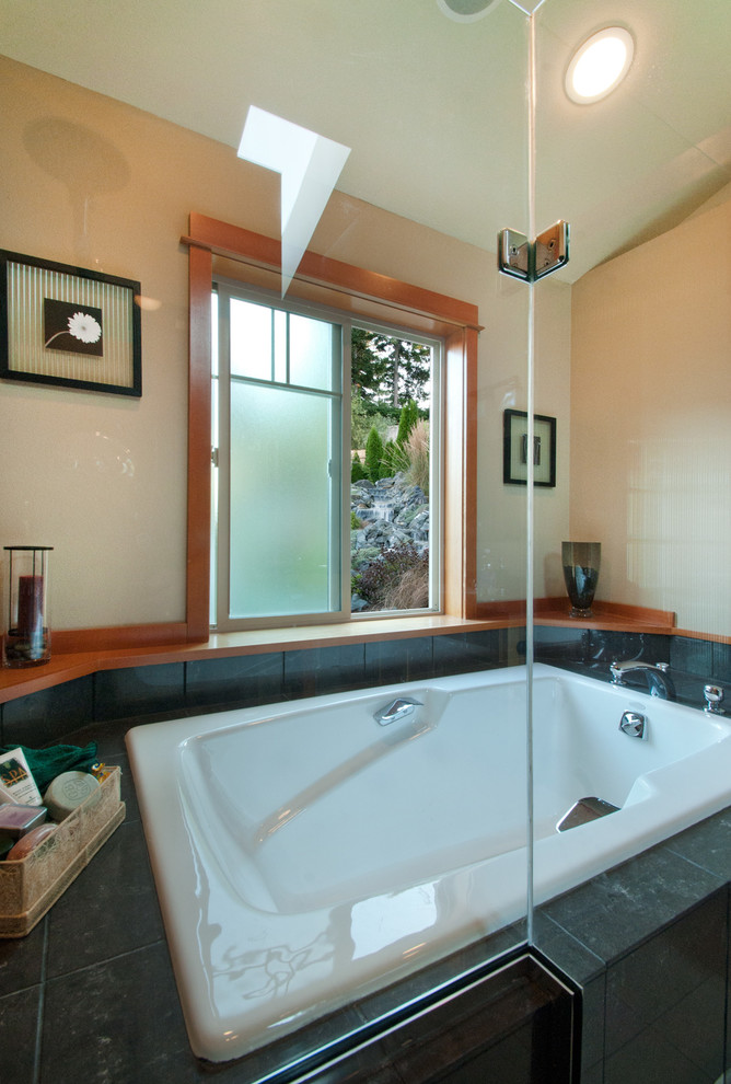 Exemple d'une salle de bain principale chic en bois brun de taille moyenne avec un placard à porte shaker, une baignoire posée, une douche d'angle, WC séparés, un carrelage gris, un carrelage de pierre, un mur blanc, un sol en carrelage de céramique, un lavabo posé et un plan de toilette en stéatite.