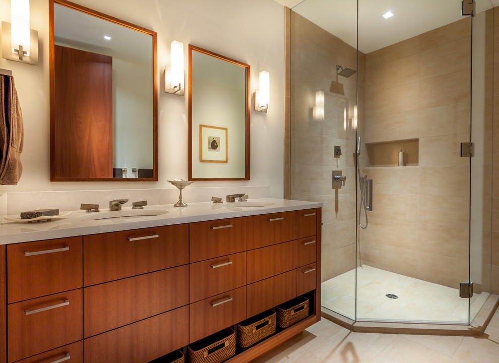 Exemple d'une salle de bain principale tendance en bois brun avec un placard à porte plane, une douche d'angle, un mur blanc, un lavabo encastré, un sol beige, une cabine de douche à porte battante et un plan de toilette blanc.
