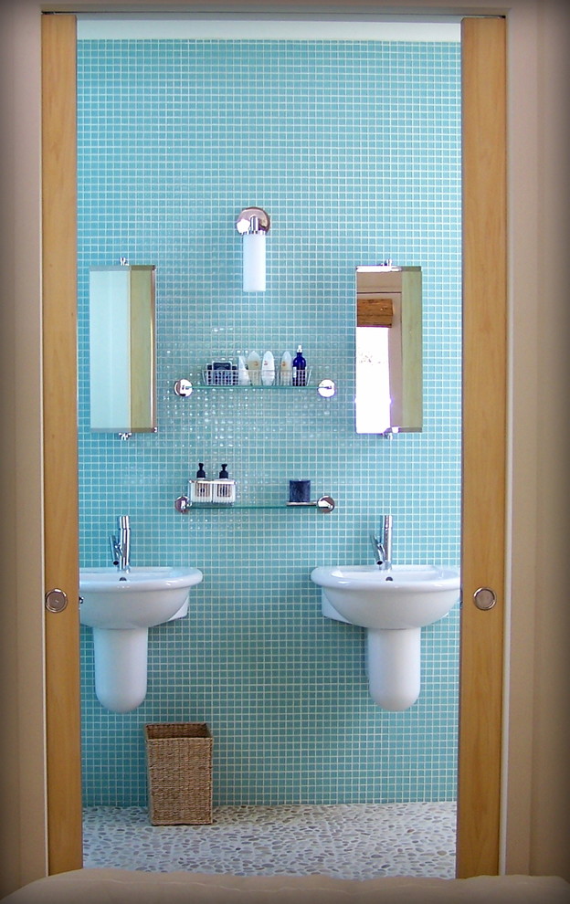 Inredning av ett klassiskt mellanstort en-suite badrum, med ett undermonterad handfat, ett badkar med tassar, en dusch i en alkov, en toalettstol med hel cisternkåpa, blå kakel, glaskakel, vita väggar och mosaikgolv