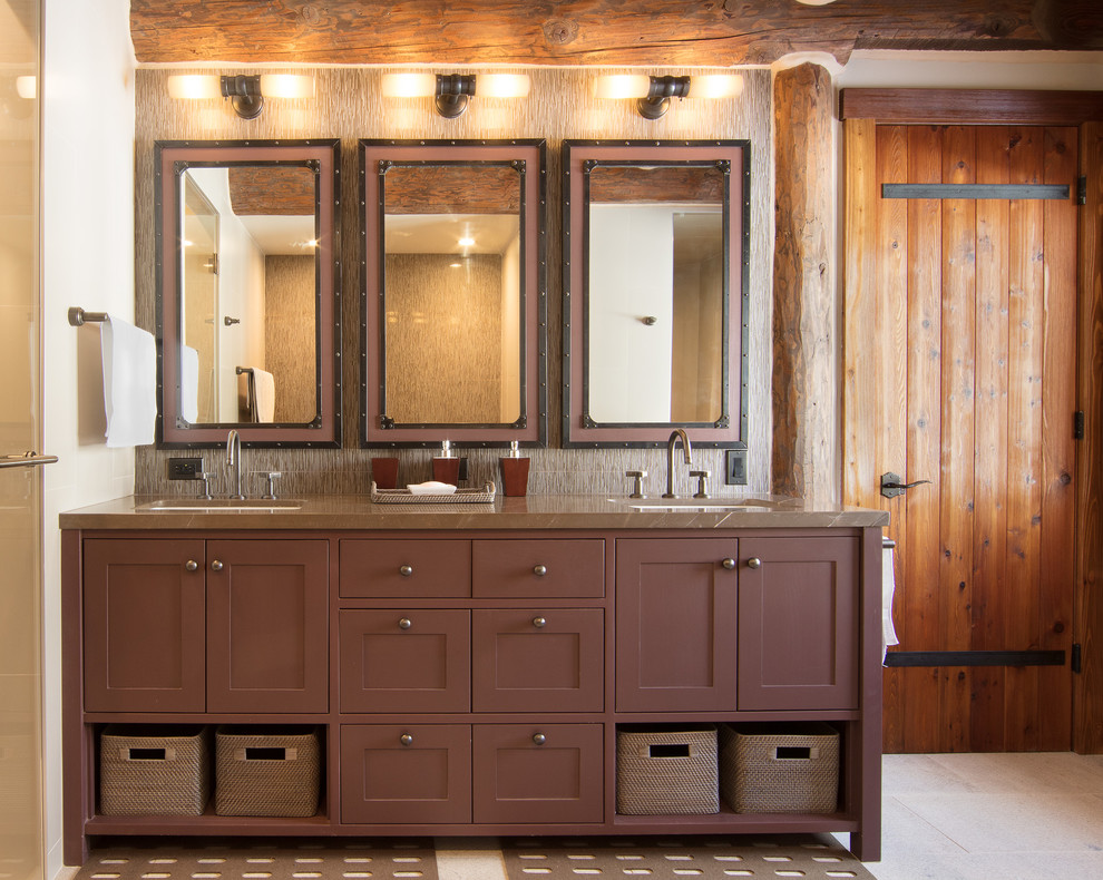 Immagine di una stanza da bagno padronale stile rurale con ante in stile shaker, ante marroni, pareti marroni, lavabo sottopiano e pavimento beige