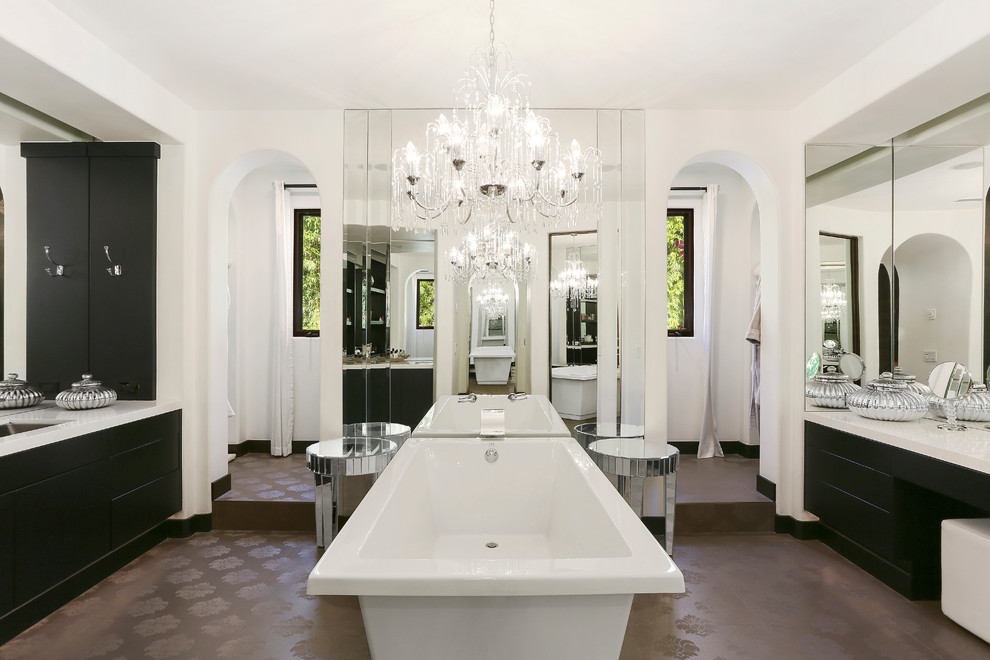 Идея дизайна: главная ванная комната в средиземноморском стиле с врезной раковиной, плоскими фасадами, черными фасадами, отдельно стоящей ванной и белыми стенами