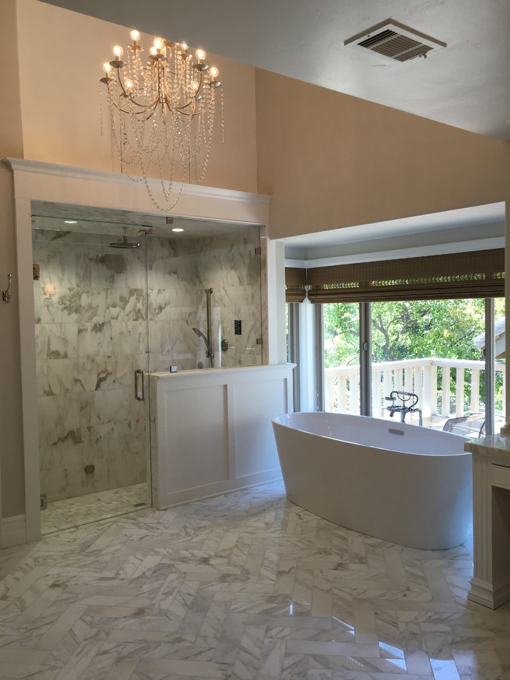 Пример оригинального дизайна: большая главная ванная комната в стиле кантри с фасадами в стиле шейкер, белыми фасадами, отдельно стоящей ванной, душевой комнатой, раздельным унитазом, белой плиткой, мраморной плиткой, серыми стенами, мраморным полом, врезной раковиной, мраморной столешницей, белым полом и душем с распашными дверями
