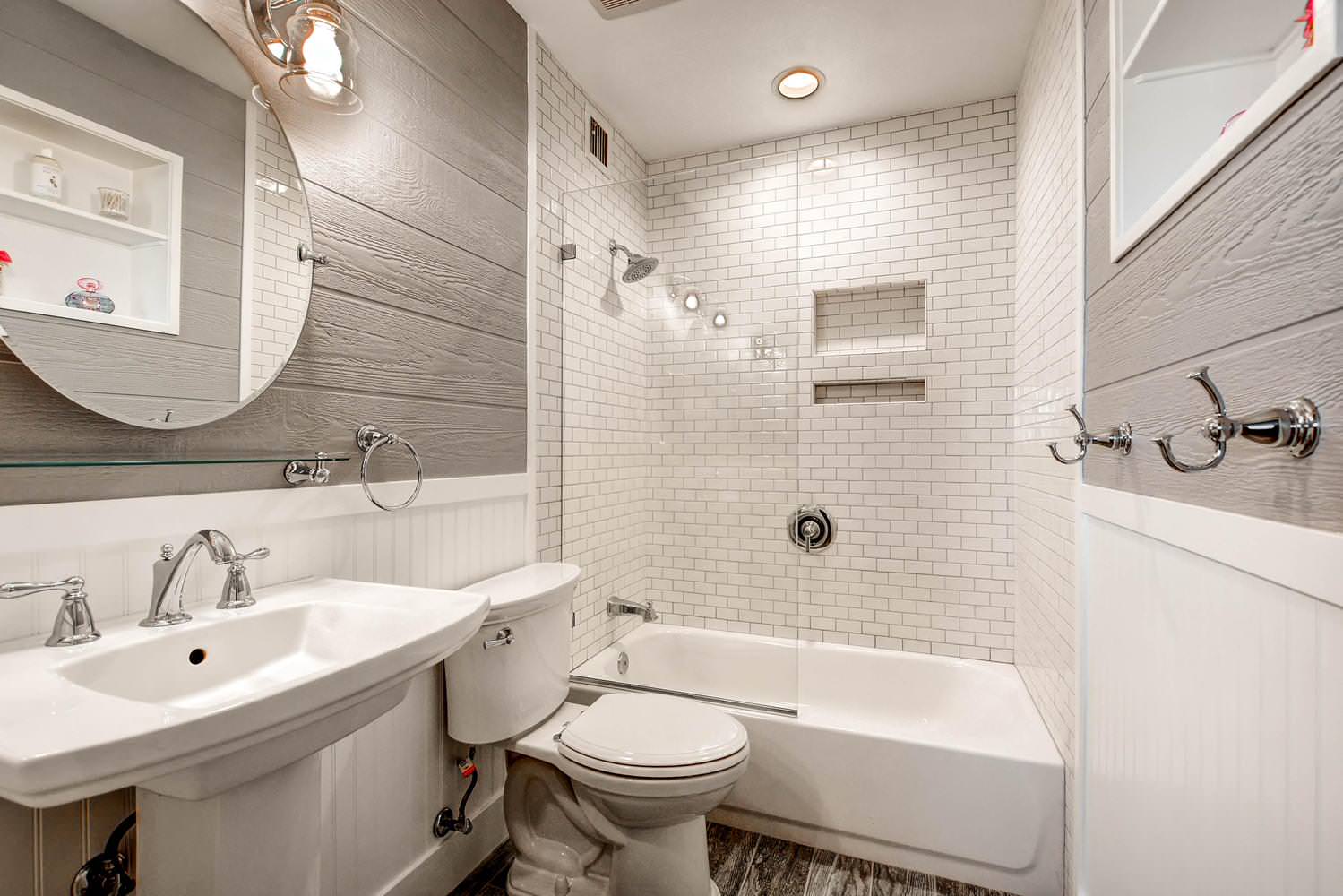 75 Beautiful Farmhouse Bathroom With A Pedestal Sink Pictures Ideas August 2021 Houzz