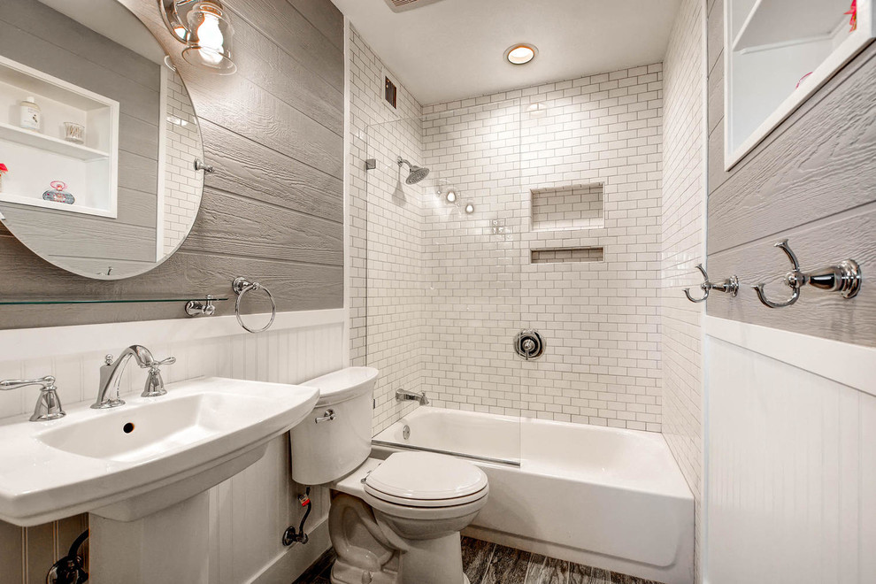 Inredning av ett lantligt litet en-suite badrum, med ett badkar i en alkov, en dusch/badkar-kombination, en toalettstol med separat cisternkåpa, grå kakel, porslinskakel, grå väggar, klinkergolv i porslin, ett piedestal handfat, grått golv och med dusch som är öppen