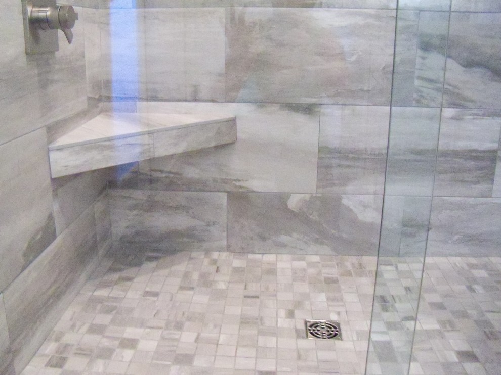 Стильный дизайн: ванная комната в современном стиле с душем в нише и душем с раздвижными дверями - последний тренд