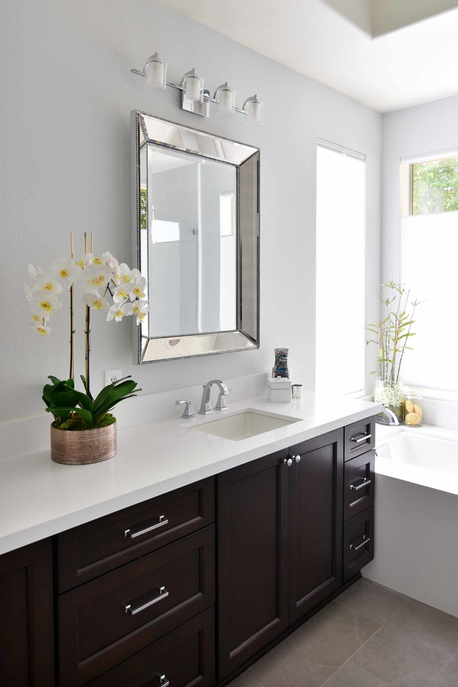 Exempel på ett mellanstort klassiskt vit vitt en-suite badrum, med luckor med infälld panel, svarta skåp, ett undermonterat badkar, en hörndusch, vit kakel, keramikplattor, grå väggar, klinkergolv i keramik, ett undermonterad handfat, bänkskiva i kvarts, grått golv och dusch med gångjärnsdörr