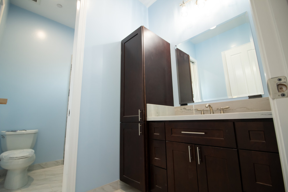 Идея дизайна: ванная комната среднего размера в современном стиле с фасадами в стиле шейкер, коричневыми фасадами, душем в нише, раздельным унитазом, синей плиткой, серой плиткой, керамогранитной плиткой, синими стенами, душевой кабиной, столешницей из кварцита, открытым душем и белой столешницей
