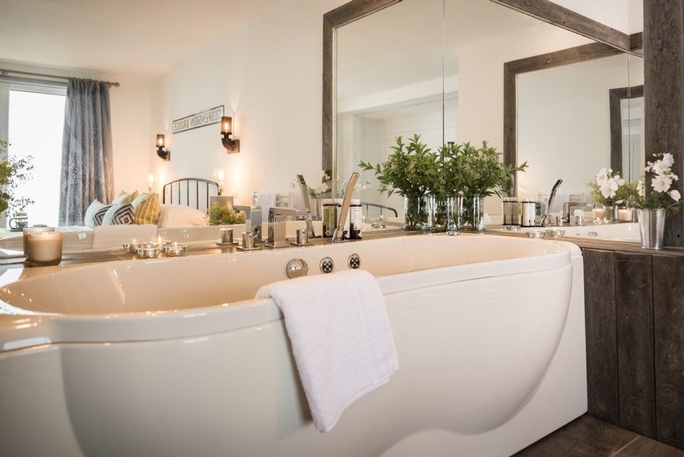 Свежая идея для дизайна: большая главная ванная комната в морском стиле с накладной ванной, полом из керамической плитки, столешницей из дерева и коричневым полом - отличное фото интерьера