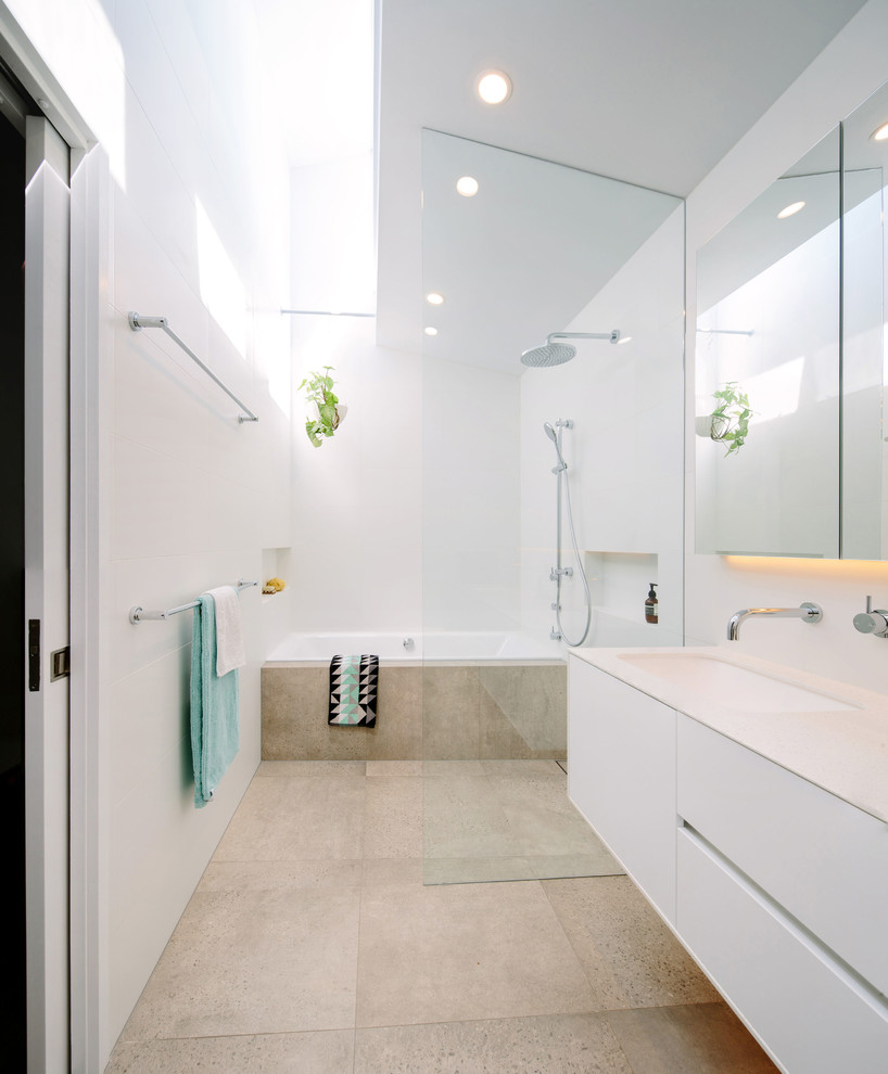 Источник вдохновения для домашнего уюта: ванная комната в современном стиле с плоскими фасадами, белыми фасадами, накладной ванной, душевой комнатой, белыми стенами, душевой кабиной, врезной раковиной, бежевым полом и открытым душем