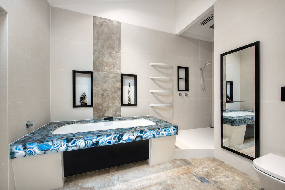 Modernes Badezimmer mit Unterbauwanne, Onyx-Waschbecken/Waschtisch und Wandnische in Melbourne