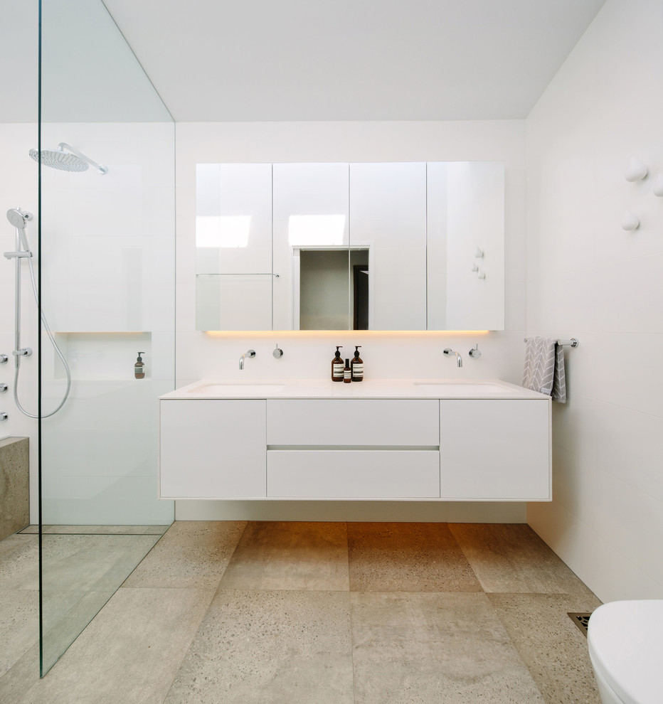 Idées déco pour une petite salle de bain moderne avec un lavabo encastré, un placard à porte plane et des portes de placard blanches.