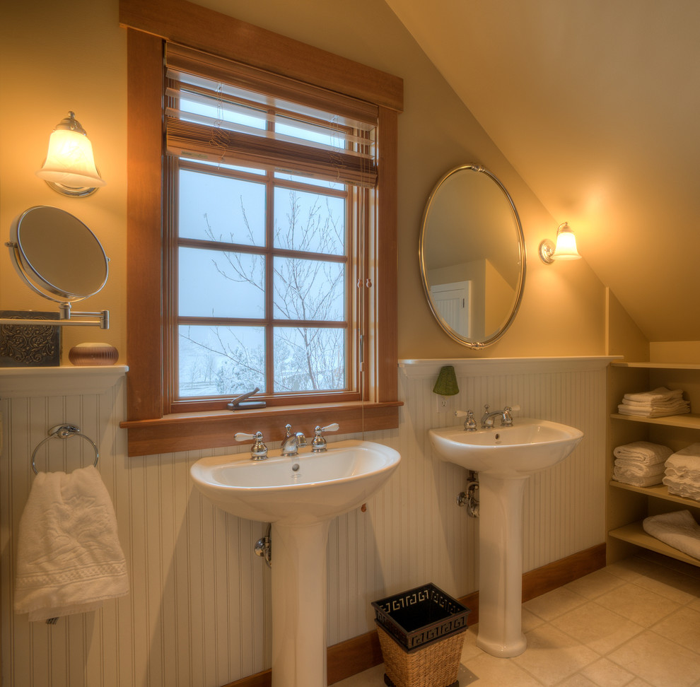 Cette image montre une salle de bain principale rustique de taille moyenne avec un lavabo de ferme, un placard avec porte à panneau surélevé, des portes de placard blanches, un sol en carrelage de porcelaine et un sol beige.