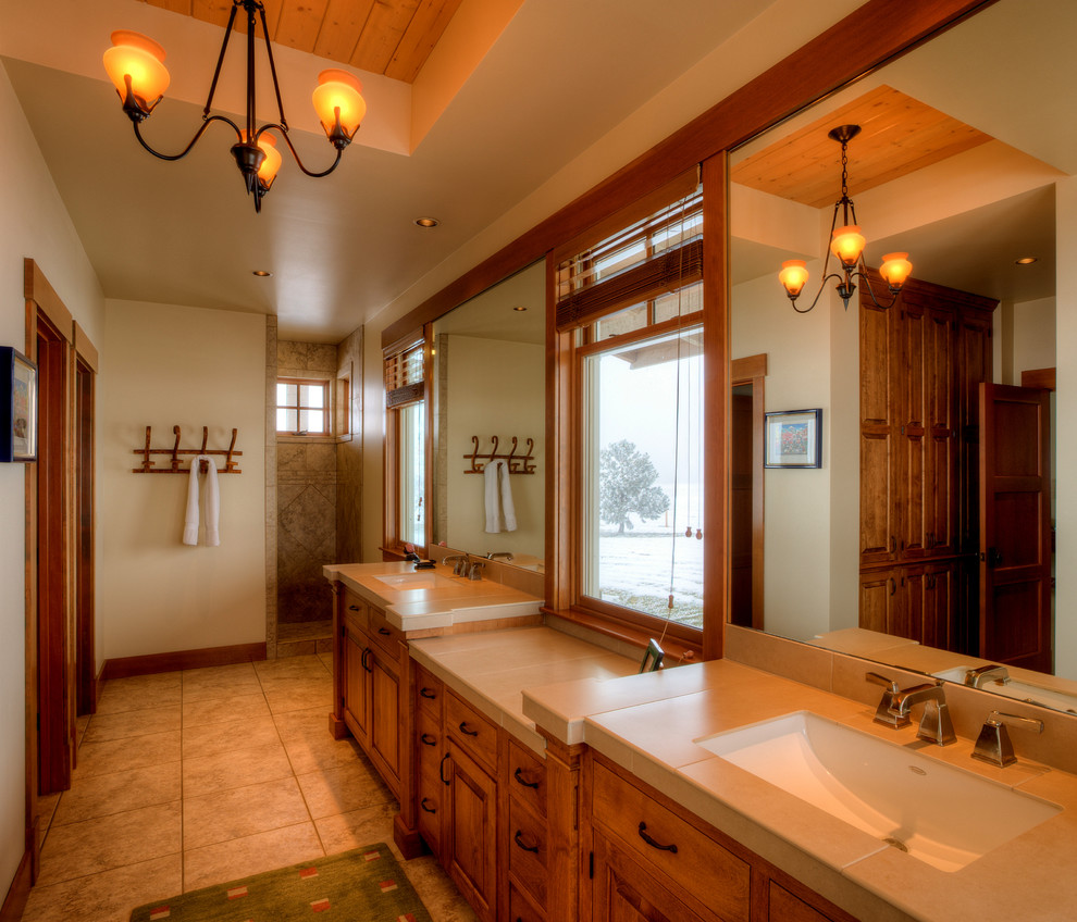 Exempel på ett stort lantligt beige beige en-suite badrum, med luckor med upphöjd panel, beige skåp, en öppen dusch, beige kakel, porslinskakel, beige väggar, klinkergolv i porslin, ett undermonterad handfat, kaklad bänkskiva, beiget golv och med dusch som är öppen