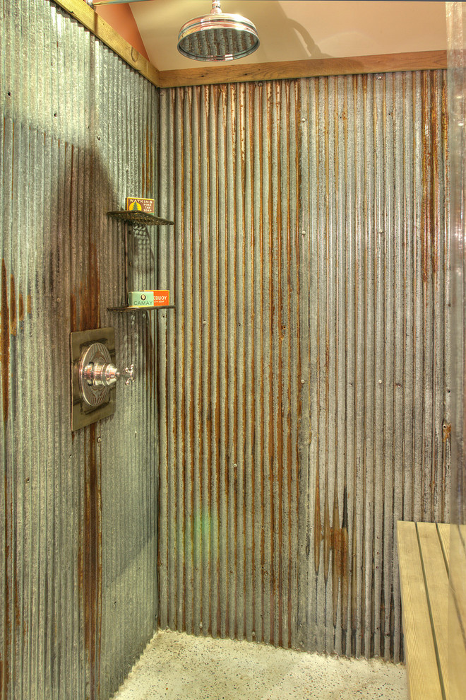 Aménagement d'une salle d'eau montagne en bois brun de taille moyenne avec un placard à porte plane, une douche d'angle, WC séparés, carrelage en métal, un mur orange, un sol en carrelage de céramique, un plan vasque, un sol marron, une cabine de douche avec un rideau et un plan de toilette blanc.