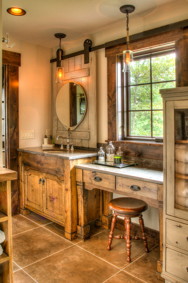 Cette image montre une salle de bain principale chalet en bois brun de taille moyenne avec un placard à porte plane, WC séparés, carrelage en métal, un mur beige, un sol en carrelage de céramique, un lavabo encastré, un plan de toilette en granite, un sol marron et un plan de toilette gris.