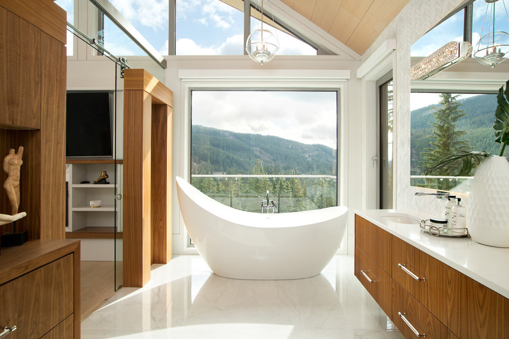 Ispirazione per una stanza da bagno contemporanea con ante lisce, ante in legno scuro, vasca freestanding, lavabo sottopiano, pavimento bianco e top bianco
