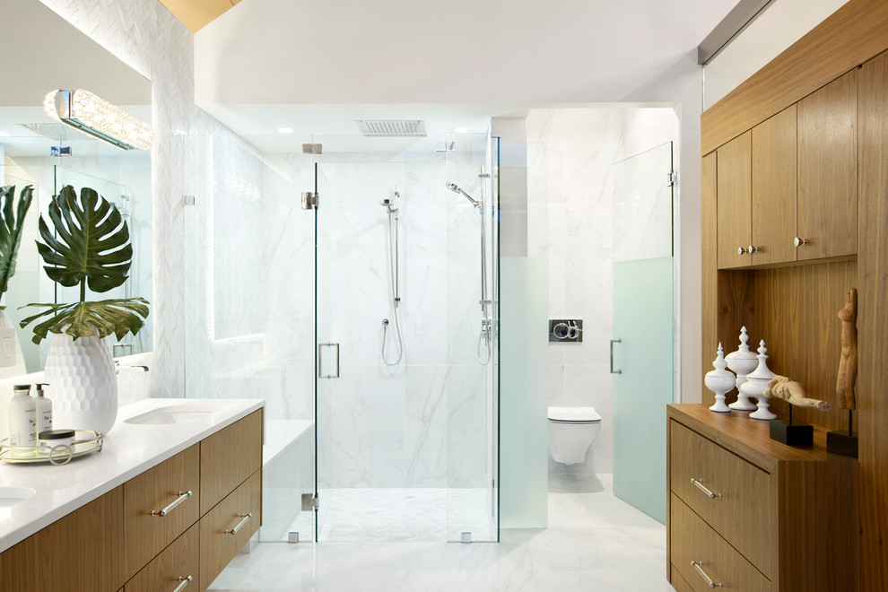Idéer för att renovera ett funkis vit vitt badrum, med släta luckor, skåp i mellenmörkt trä, en kantlös dusch, vit kakel, vita väggar, ett undermonterad handfat, vitt golv och dusch med gångjärnsdörr