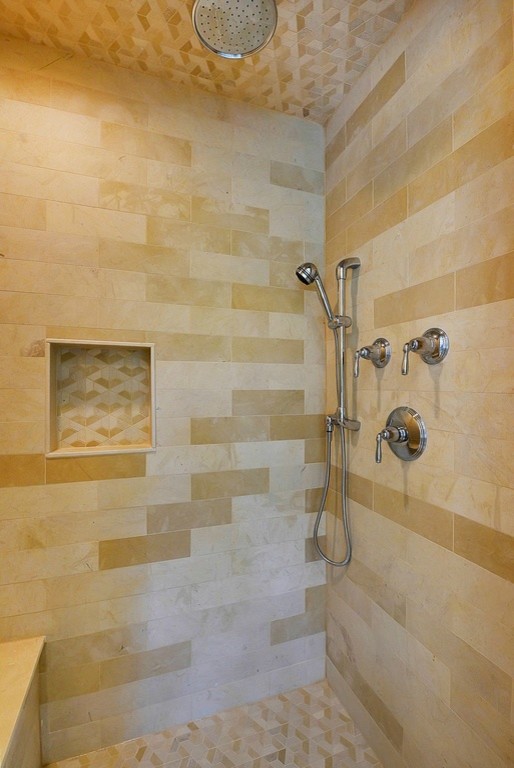 Foto di una stanza da bagno con doccia american style di medie dimensioni con doccia alcova, pavimento in gres porcellanato, pareti beige, piastrelle beige, pavimento beige e nicchia
