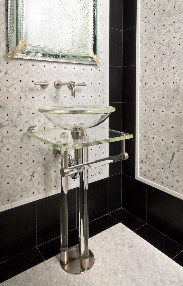 Foto på ett litet funkis badrum med dusch, med ett piedestal handfat, bänkskiva i glas, en toalettstol med hel cisternkåpa, svart kakel, mosaik, vita väggar och mosaikgolv