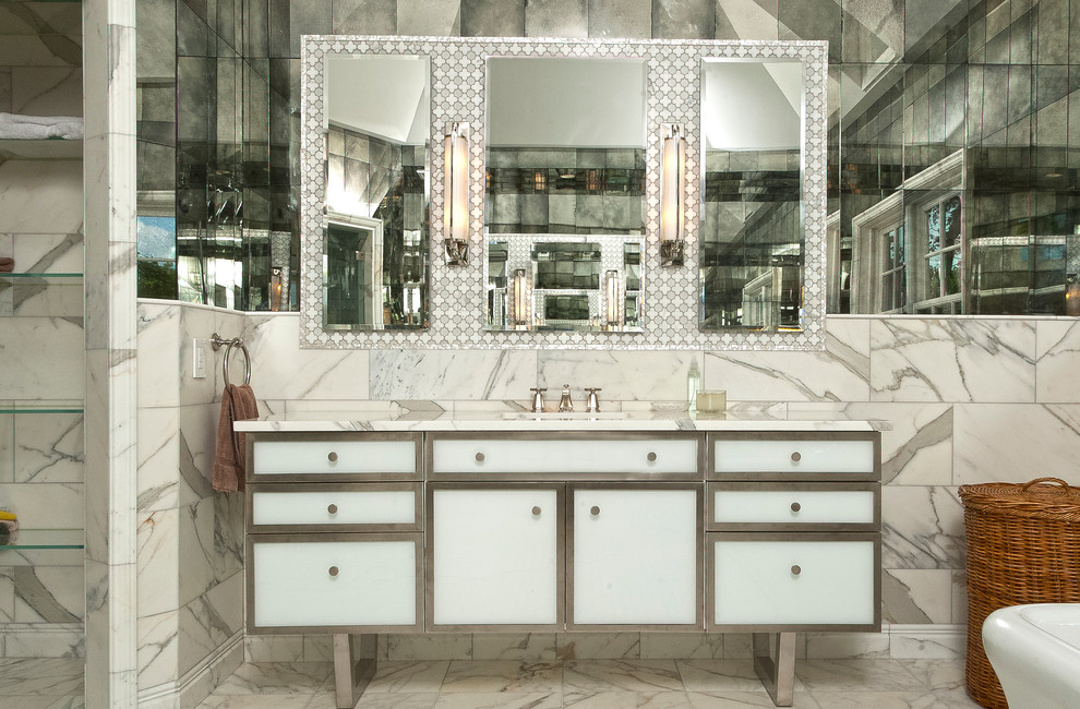 Пример оригинального дизайна: большая главная ванная комната в современном стиле с врезной раковиной, фасадами островного типа, белыми фасадами, мраморной столешницей, отдельно стоящей ванной, душем в нише, белой плиткой, зеркальной плиткой, белыми стенами и полом из мозаичной плитки