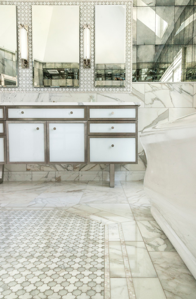 Ispirazione per una grande stanza da bagno padronale contemporanea con lavabo sottopiano, consolle stile comò, ante bianche, top in marmo, vasca freestanding, doccia alcova, piastrelle bianche, piastrelle a specchio, pareti bianche e pavimento con piastrelle a mosaico
