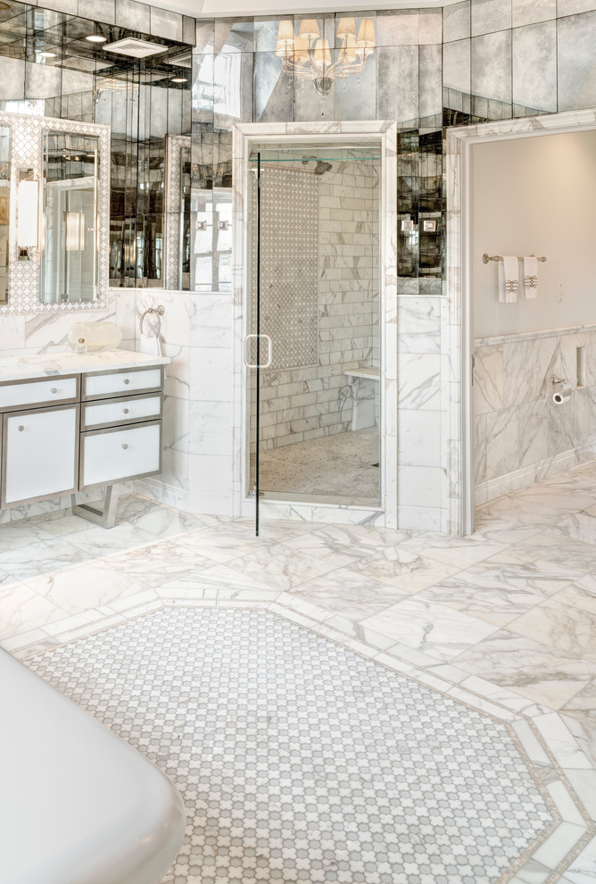 Ispirazione per una grande stanza da bagno padronale minimal con lavabo sottopiano, consolle stile comò, ante bianche, top in marmo, vasca freestanding, doccia alcova, piastrelle bianche, piastrelle a specchio, pareti bianche e pavimento con piastrelle a mosaico