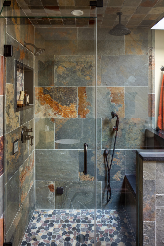 Ispirazione per una stanza da bagno padronale stile rurale di medie dimensioni con pareti beige, pavimento in ardesia, pavimento grigio, ante in legno bruno, lavabo sottopiano, top in granito e top blu