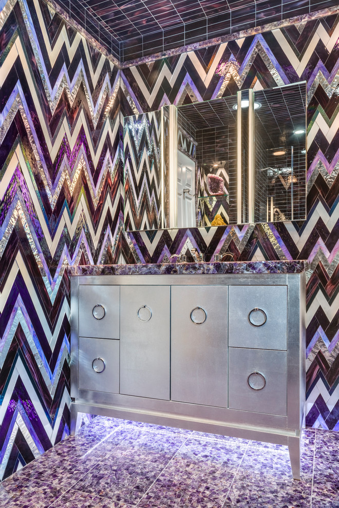 Idee per una stanza da bagno per bambini eclettica con ante di vetro, piastrelle multicolore, piastrelle di vetro, pareti multicolore, lavabo a consolle e pavimento viola