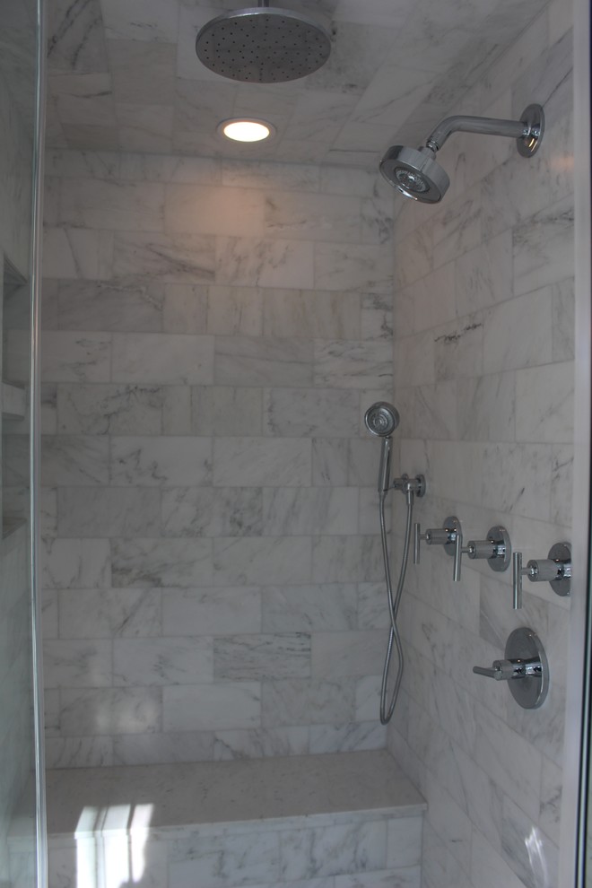 Ejemplo de cuarto de baño principal clásico renovado con lavabo bajoencimera, armarios con paneles lisos, puertas de armario blancas, encimera de mármol, paredes grises y suelo de mármol