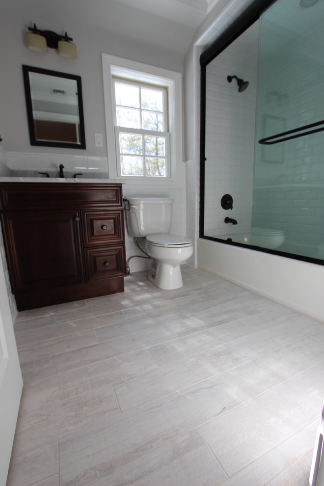 Klassisches Badezimmer En Suite mit Unterbauwaschbecken, flächenbündigen Schrankfronten, weißen Schränken, Marmor-Waschbecken/Waschtisch, grauer Wandfarbe und Marmorboden in New York