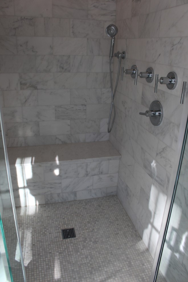 На фото: главная ванная комната в стиле неоклассика (современная классика) с врезной раковиной, плоскими фасадами, белыми фасадами, мраморной столешницей, серыми стенами и мраморным полом