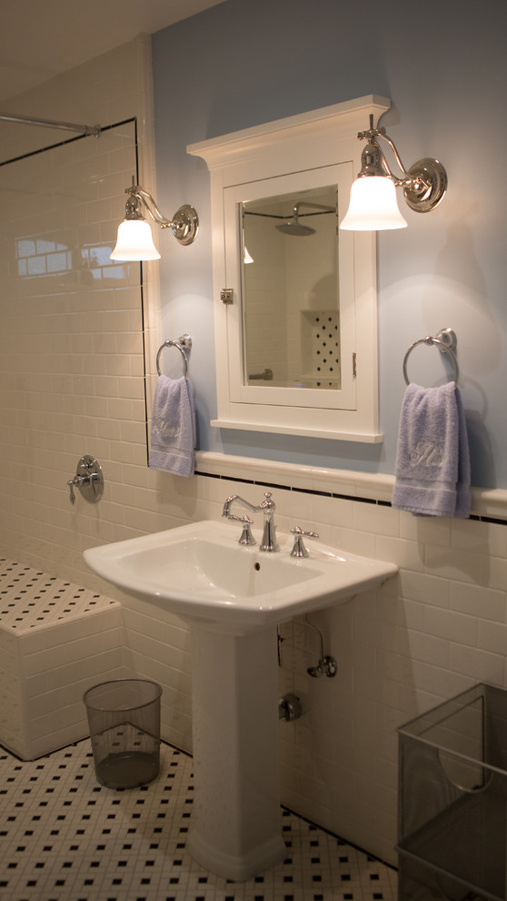 На фото: ванная комната в классическом стиле с раковиной с пьедесталом, белой плиткой, керамической плиткой и синими стенами