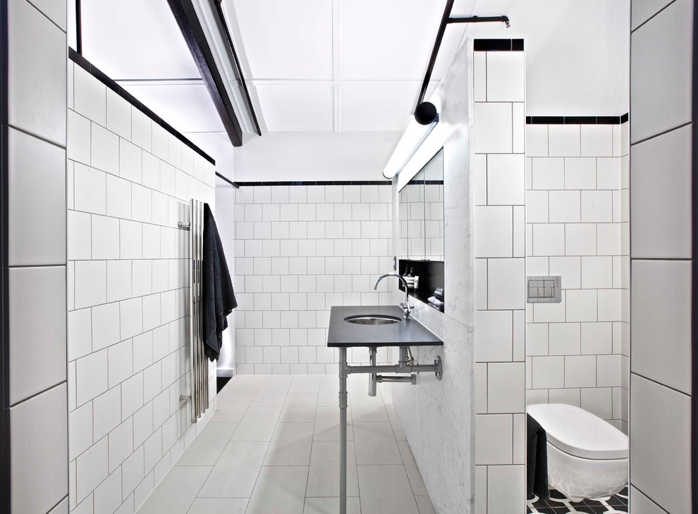 Großes Industrial Badezimmer En Suite mit Waschtischkonsole, Wandtoilette, weißen Fliesen, weißer Wandfarbe, Keramikfliesen und Keramikboden in Brisbane