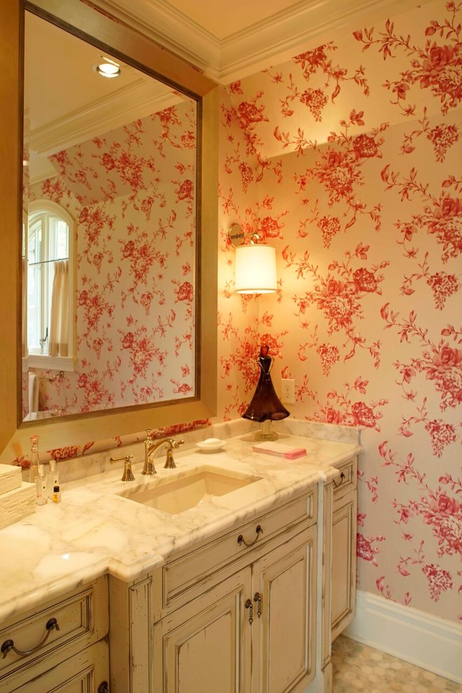 Bild på ett stort shabby chic-inspirerat badrum med dusch, med skåp i slitet trä, en hörndusch, beige kakel, ett undermonterad handfat, marmorbänkskiva, luckor med upphöjd panel, stenkakel, flerfärgade väggar och marmorgolv