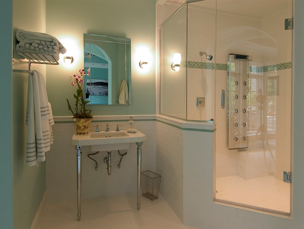 Modelo de cuarto de baño tradicional con lavabo sobreencimera, encimera de mármol, sanitario de una pieza, baldosas y/o azulejos blancos y baldosas y/o azulejos de cerámica