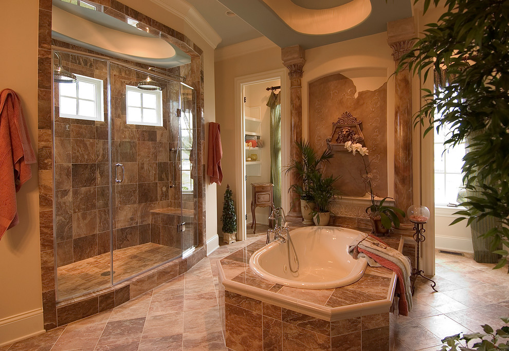 Foto di una stanza da bagno chic con lavabo a bacinella, ante beige, top in legno, vasca idromassaggio, doccia doppia, WC monopezzo, piastrelle multicolore e piastrelle in pietra