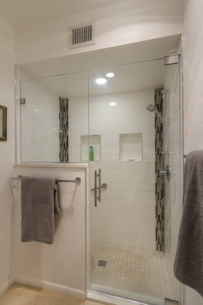 Идея дизайна: маленькая главная ванная комната в современном стиле с плоскими фасадами, фиолетовыми фасадами, ванной в нише, открытым душем, унитазом-моноблоком, белой плиткой, керамической плиткой, белыми стенами, полом из керамогранита, подвесной раковиной, стеклянной столешницей, бежевым полом, душем с распашными дверями и белой столешницей для на участке и в саду
