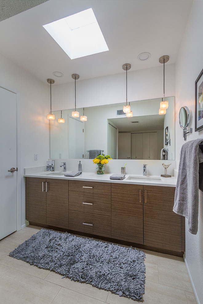 Свежая идея для дизайна: маленькая главная ванная комната в современном стиле с плоскими фасадами, фиолетовыми фасадами, ванной в нише, открытым душем, унитазом-моноблоком, белой плиткой, керамической плиткой, белыми стенами, полом из керамогранита, подвесной раковиной, стеклянной столешницей, бежевым полом, душем с распашными дверями и белой столешницей для на участке и в саду - отличное фото интерьера