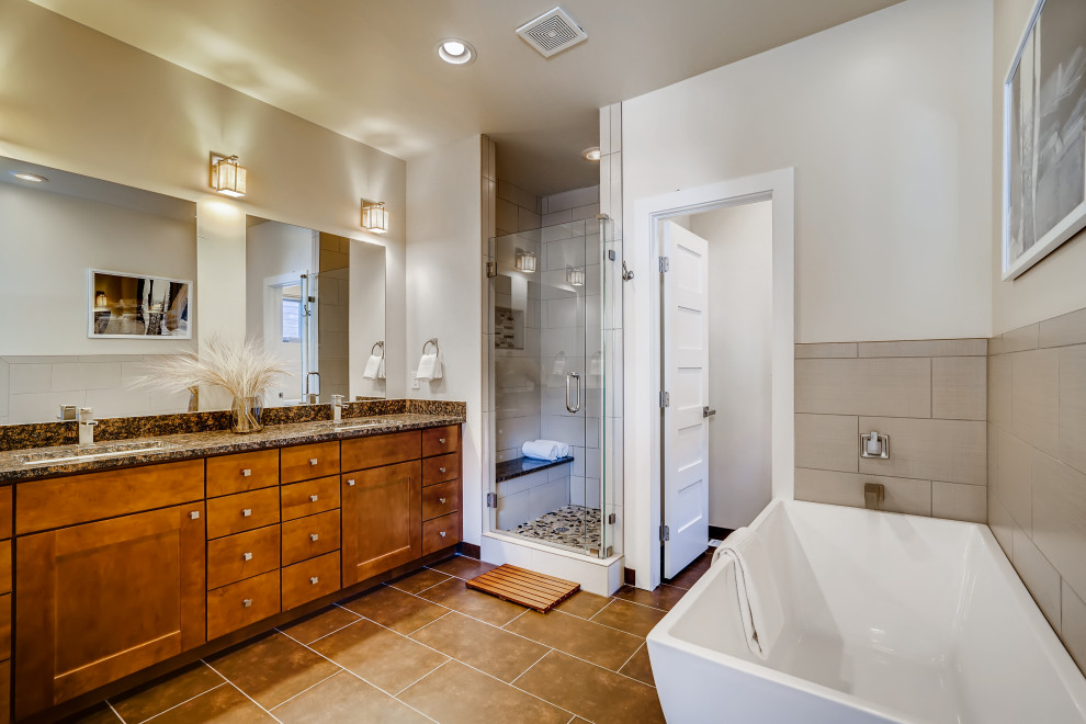 Idéer för ett stort modernt en-suite badrum, med ett japanskt badkar, en hörndusch, beige kakel och granitbänkskiva