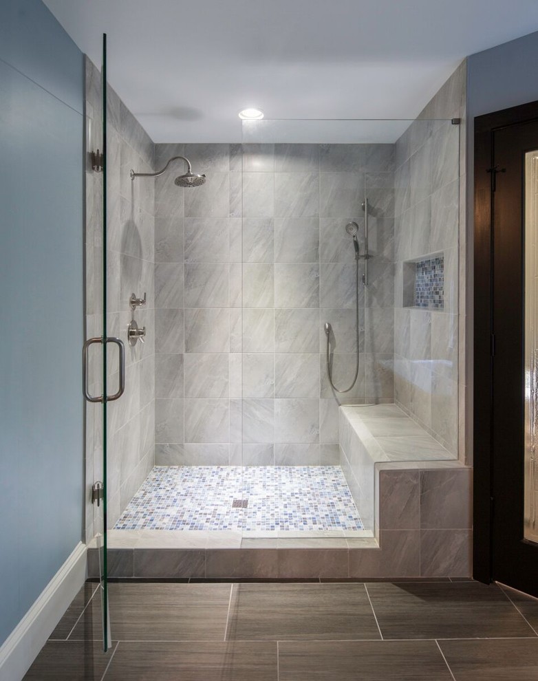 Стильный дизайн: большая главная ванная комната в восточном стиле с открытыми фасадами, светлыми деревянными фасадами, отдельно стоящей ванной, двойным душем, серой плиткой, керамогранитной плиткой, синими стенами, полом из керамогранита, настольной раковиной, столешницей из искусственного кварца, серым полом и душем с распашными дверями - последний тренд