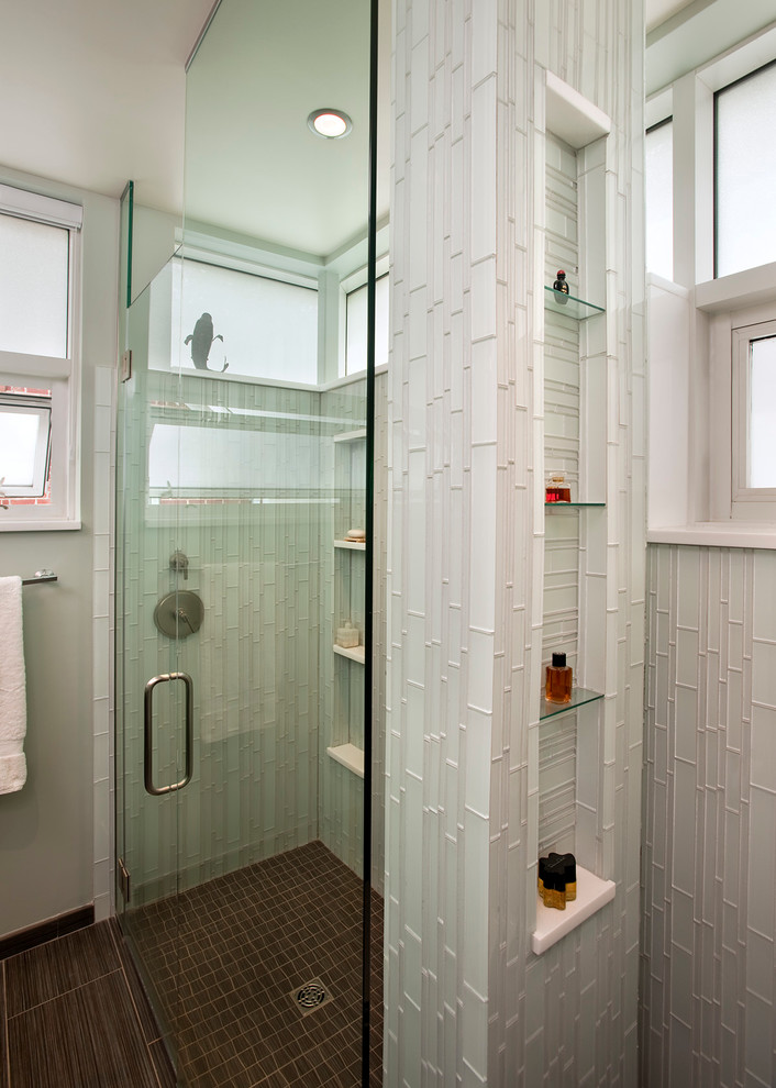 Ispirazione per una stanza da bagno design con doccia a filo pavimento, piastrelle bianche e piastrelle di vetro