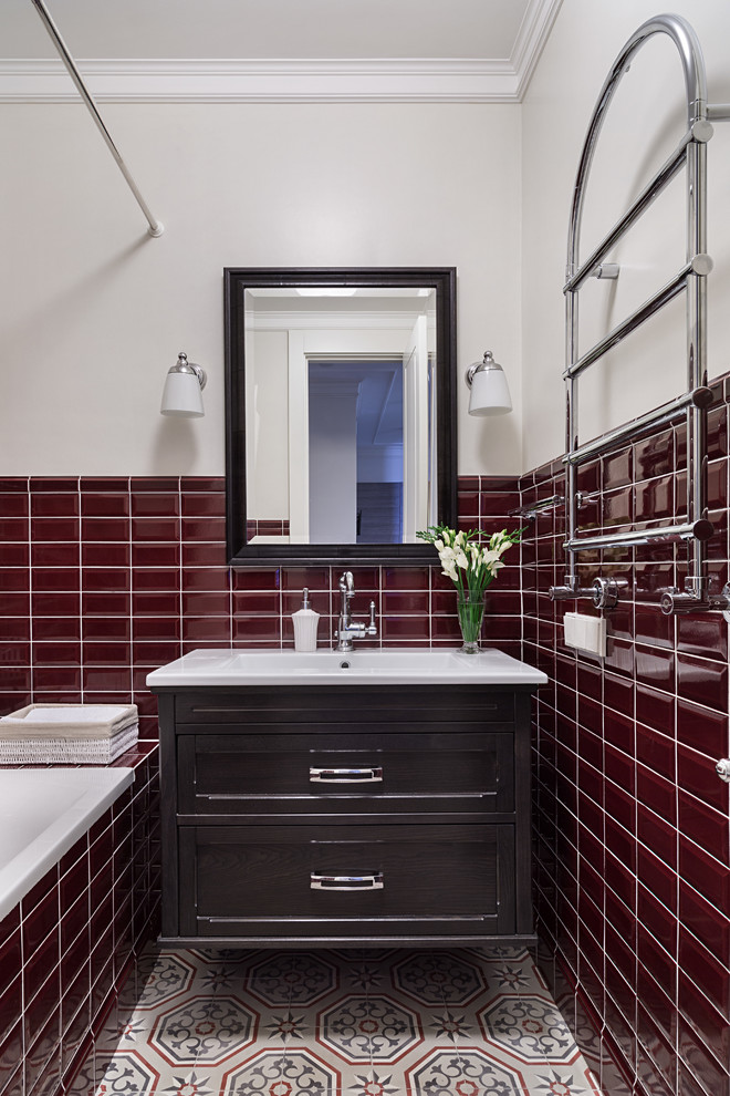 Idéer för ett modernt en-suite badrum, med luckor med infälld panel, bruna skåp, röd kakel, vita väggar, ett integrerad handfat och flerfärgat golv
