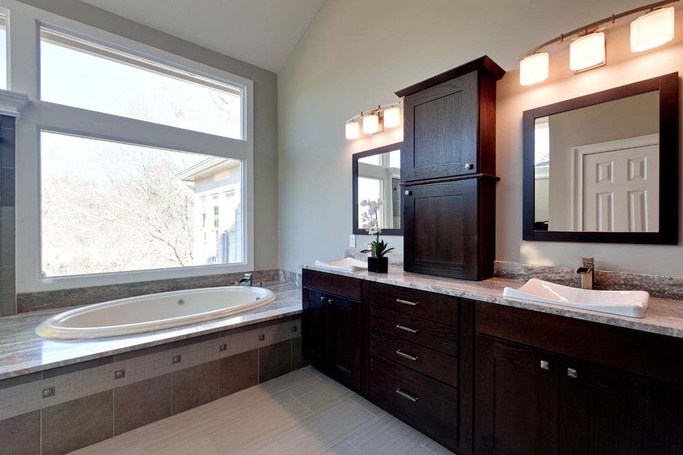 Bild på ett funkis grå grått badrum, med ett platsbyggt badkar, klinkergolv i porslin, granitbänkskiva och grått golv