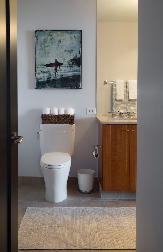 Cette image montre une salle de bain principale traditionnelle en bois brun de taille moyenne avec un placard à porte plane, WC à poser, un carrelage beige, mosaïque, un mur gris, un plan de toilette en granite, parquet peint et une grande vasque.
