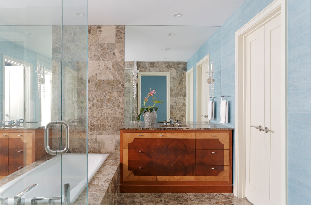 Источник вдохновения для домашнего уюта: большая главная ванная комната в классическом стиле с плоскими фасадами, фиолетовыми фасадами, накладной ванной, открытым душем, коричневой плиткой, каменной плиткой, синими стенами, мраморным полом, врезной раковиной и мраморной столешницей
