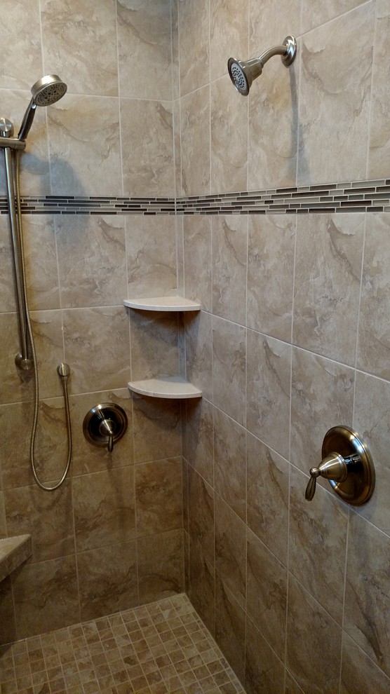 Свежая идея для дизайна: ванная комната в морском стиле с душем в нише - отличное фото интерьера
